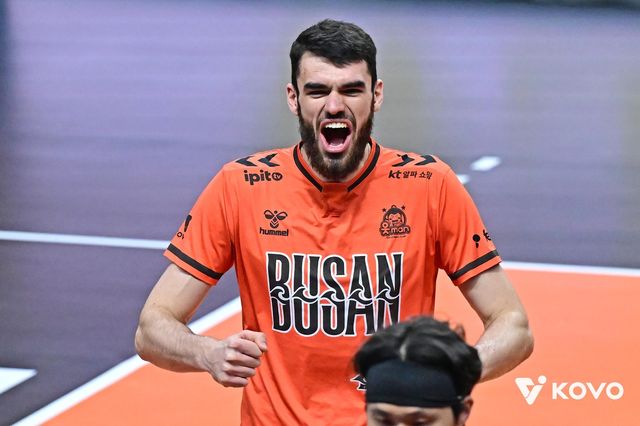 OK저축은행의 외국인 주포 디미트로프(뒤쪽)