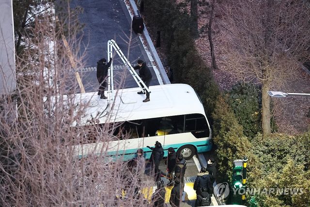 차벽 넘어 진입하는 경찰