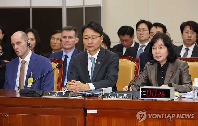 답변하는 송경희 개인정보보호위원장