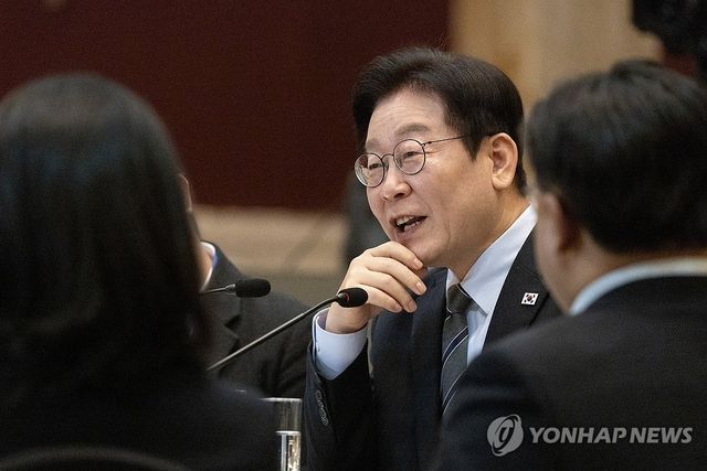 순방 기자단 오찬 간담회, 발언하는 이재명 대통령