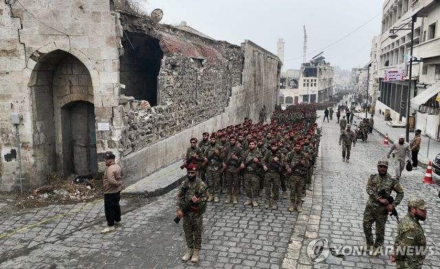 작년 12월 8일 바샤르 알아사드 독재정권 축출 1주년을 맞아 시리아 알레포에서 행진하는 정부군