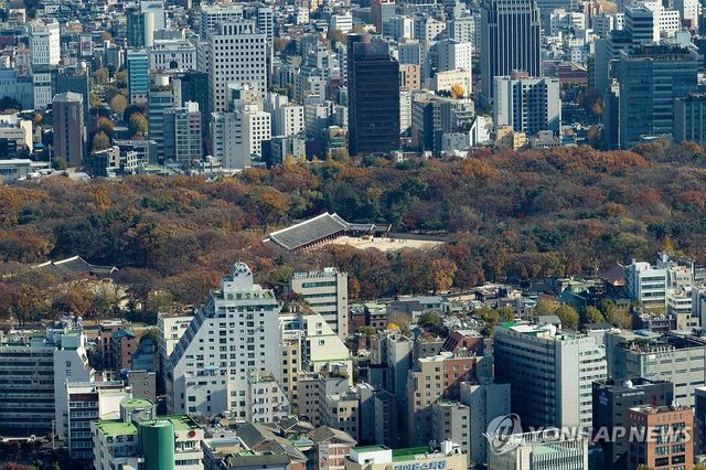 건물들 사이 외로운 종묘