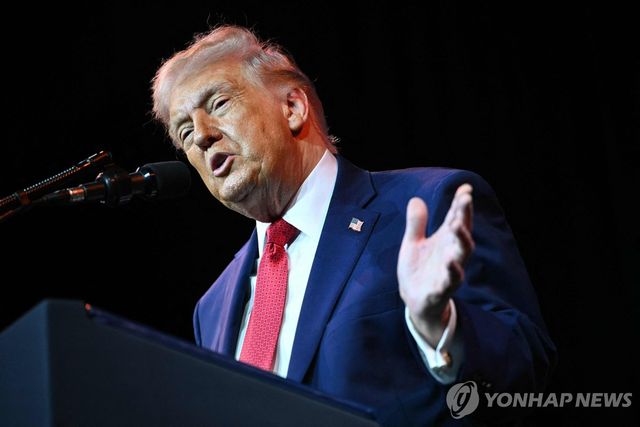 연설하는 트럼프