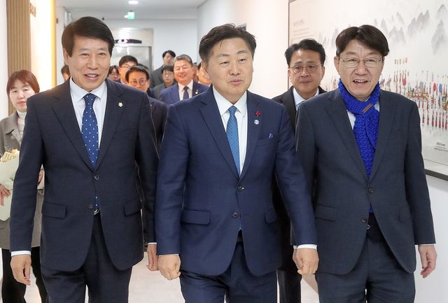 전주시의회 방문한 김관영 전북도지사(가운데)