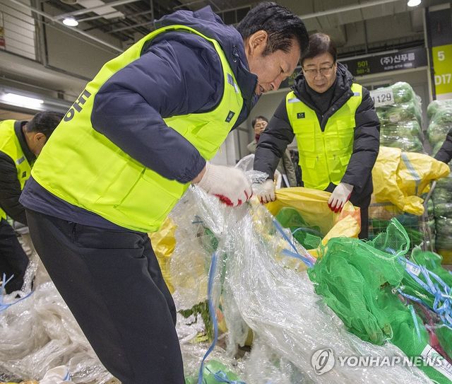 가락시장 찾아 청소하는 민주당