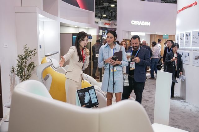 모델 겸 배우 줄리아 루페티가 '마스터 AI 멀티 테라피 팟'을 살펴보고 있는 모습