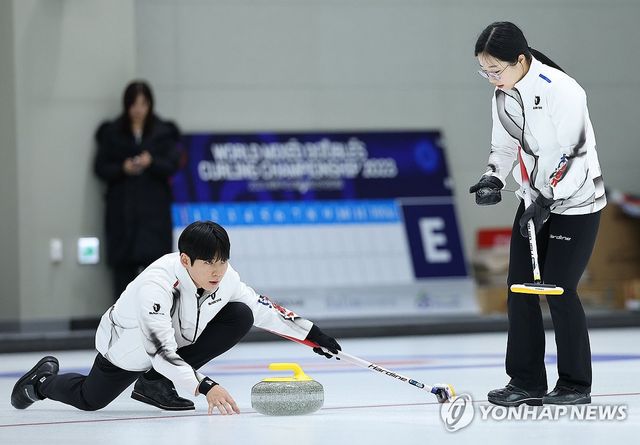 올림픽 앞두고 훈련하는 컬링 김선영-정영석