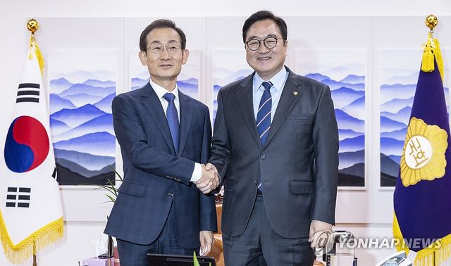 김호철 감사원장과 악수하는 우원식 국회의장