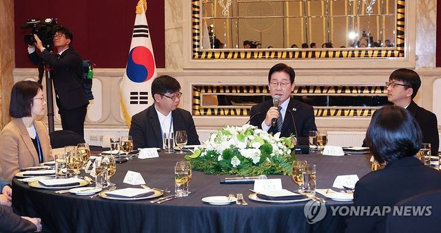 순방 기자단 오찬 간담회, 발언하는 이재명 대통령