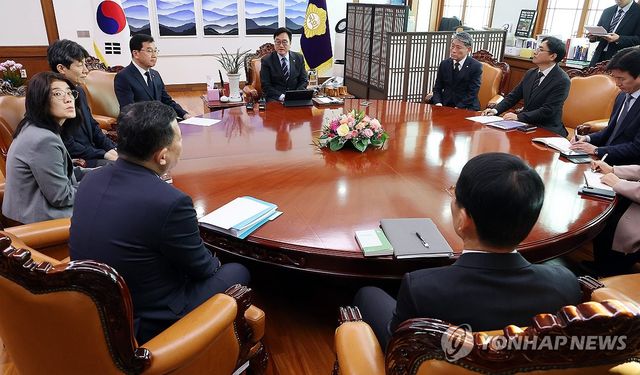 국민투표법 개정 간담회 갖는 우원식 국회의장