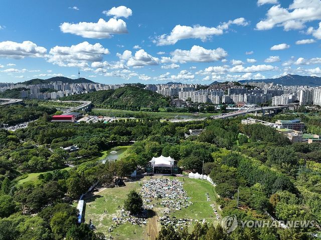 흐린 날씨 잊은 일요일 서울