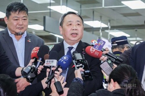 대만을 방문한 세키헤이 일본 참의원(우측)