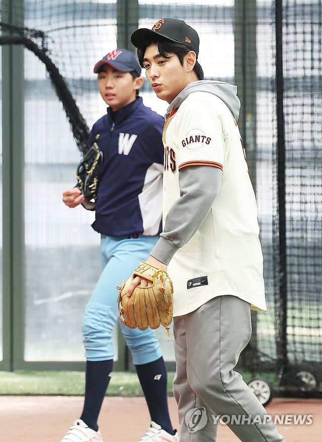 훈련하는 고등학교 선수들 지켜보는 이정후