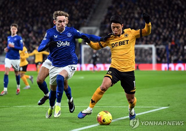 드리블하는 울버햄프턴의 황희찬(오른쪽)