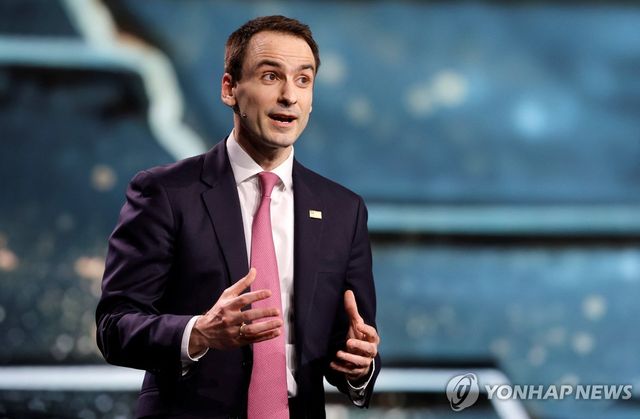 마이클 크라치오스 미국 백악관 과학기술정책실장이 지난 5일(현지시간) 라스베이거스에서 열린 AMD의 'CES 2026' 기조연설장에 초청연사로 올라 발언하고 있다. [로이터=연합뉴스 자료사진. 재판매 및 DB 금지]