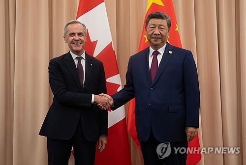 경주에서 만난 마크 카니 캐나다 총리(왼쪽)와 시진핑 중국 국가주석