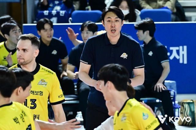 선수들에게 지시하는 하현용 KB손해보험 감독대행(중앙)