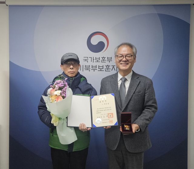 맹시정 독립유공자 손자에 대통령 표창 전수