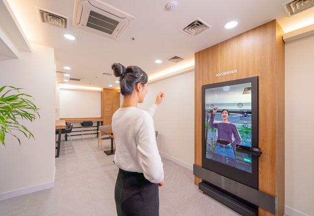 종각 지하도상가 '스마트쉼터' 내 'AI 가상 피팅룸'