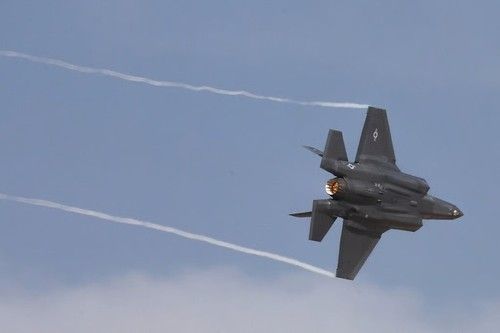 두바이 에어쇼서 비행 중인 美 F-35