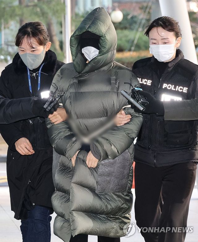 카키색 롱패딩 차림으로 영장실질심사 출석하는 황하나