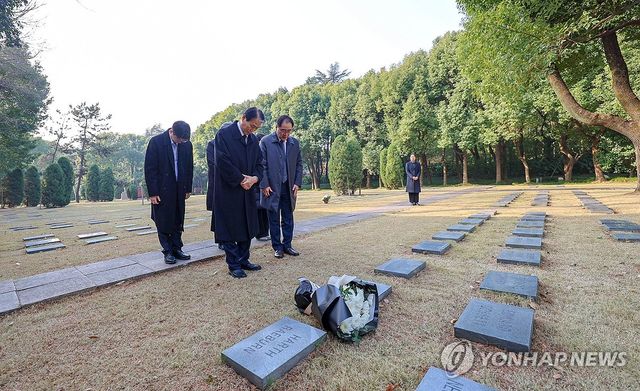 이덕삼 지사 묘소에 헌화하는 권오을 장관