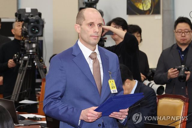 선서문 제출하는 로저스 쿠팡 임시대표