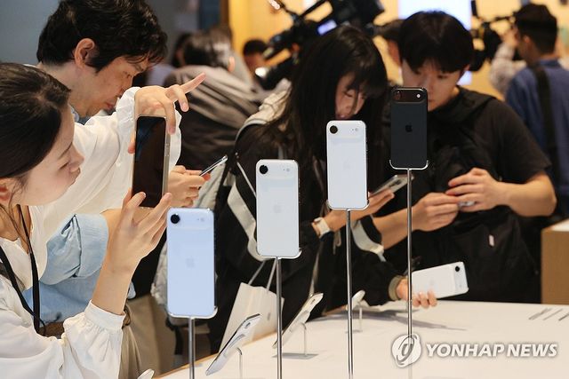 아이폰17 시리즈 공식출시, 제품 둘러보는 시민들