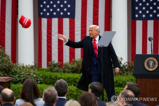 작년 4월 상호관세 발표하는 도널드 트럼프 미국 대통령