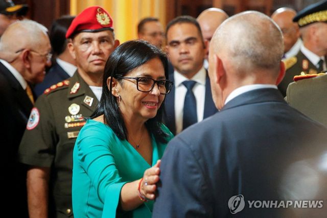 5일(현지시간) 베네수엘라 임시 대통령 취임식에서 참석자들과 인사하는 델시 로드리게스