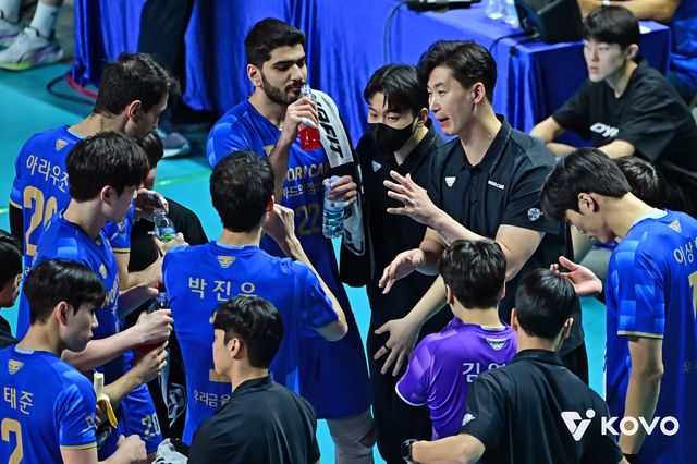 작전을 지시하는 박철우 우리카드 감독 대행