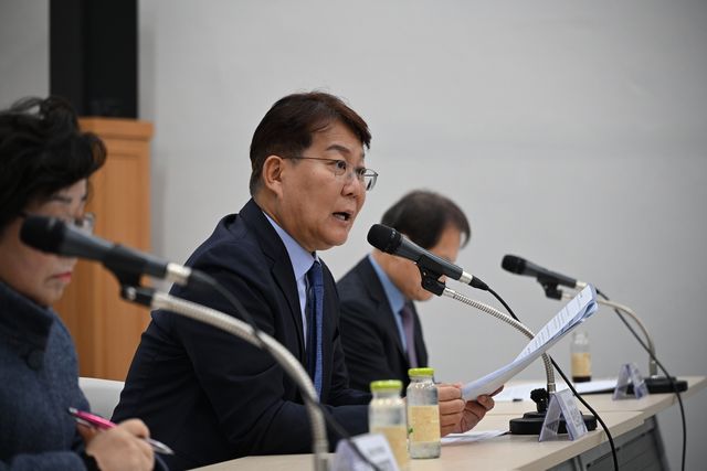 지방선거 전략 설명하는 민주당 변성완 부산시당위원장