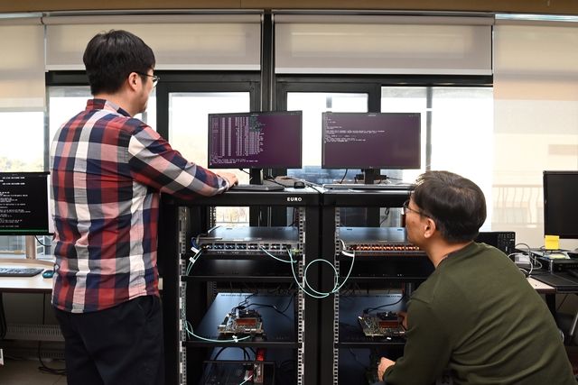 옴니익스텐드 기반 메모리 풀 환경에서 AI 학습 성능을 분석하는 모습.[한국전자통신연구원(ETRI) 제공. 재판매 및 DB 금지]