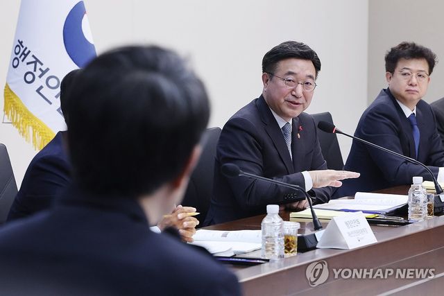 질문하는 윤호중 행안부 장관