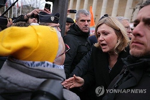 농민 시위대와 만난 프랑스 하원 의장