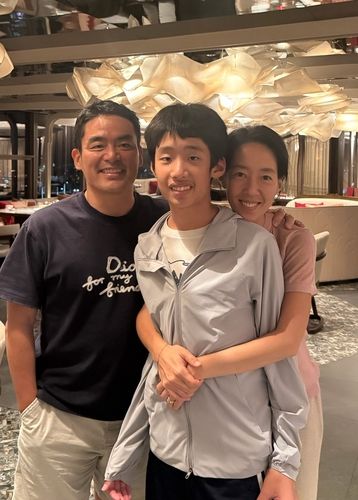 타미 리 셰프(왼쪽 첫 번째)와 그의 가족들