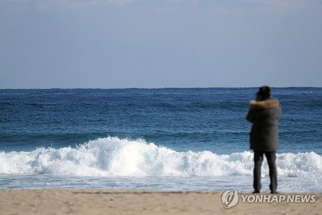 겨울 날씨 속 푸르른 바다