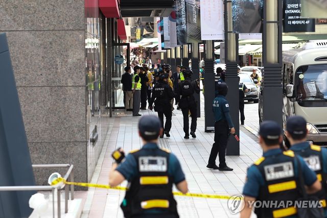 명동 신세계백화점 폭파 협박 글에 경찰 수색