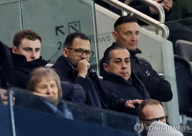 관중석에서 경기를 지켜보는 첼시의 리엄 로즈니어 감독(가운데)