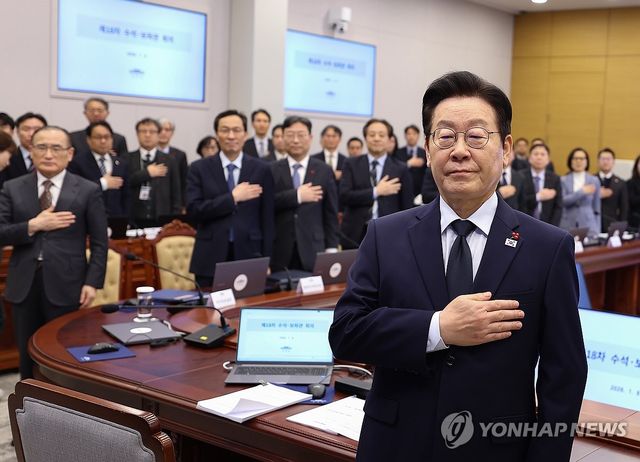 李대통령, 청와대 복귀 후 첫 수석보좌관회의