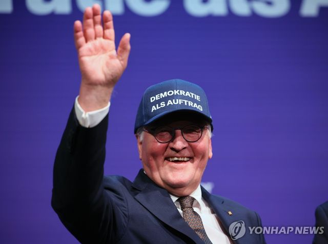 '소명으로서 민주주의' 야구모자 쓴 프랑크발터 슈타인마이어 독일 대통령