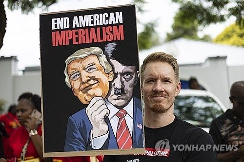 8일(현지시간) 남아공 미국 대사관 앞 항의 시위