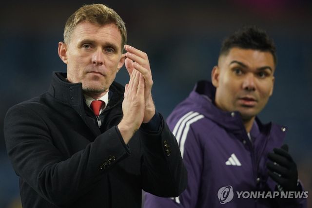 맨유의 임시 사령탑을 맡은 대런 플레처(왼쪽)