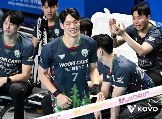 우리카드의 미들 블로커 이상현(중앙)