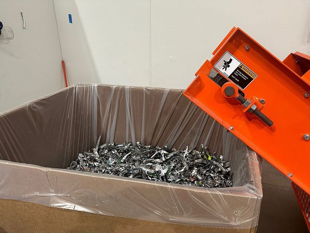 리사이클링을 위해 분쇄된 IT 기기의 잔해