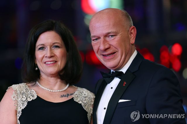 카이 베그너 베를린 시장(오른쪽)과 테니스 상대 카타리나 귄터뷘슈 교육장관