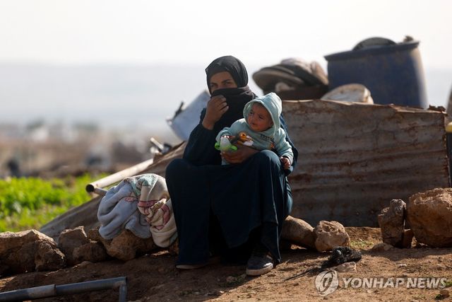8일(현지시간) 요르단강 서안에서 정착민 폭력에 거처 옮기는 팔레스타인 베두인족 주민
