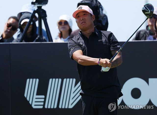 티샷하는 앤서니 김