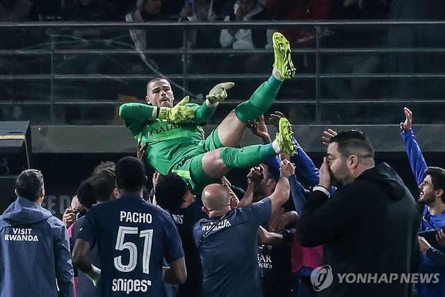 PSG 동료들로부터 헹가래 받는 슈발리에