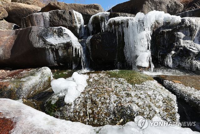 부산, 추위에 고드름